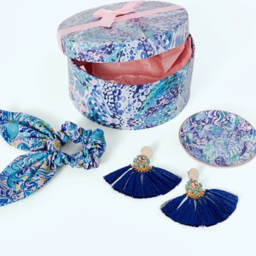New Lilly Pulitzer GWP dress it up gift box!